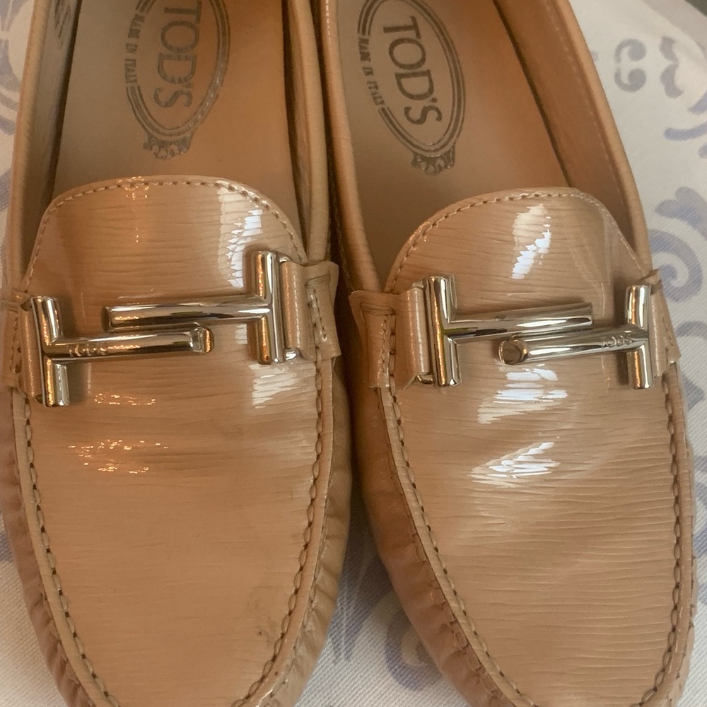 Todd’s Gommino Double T Patent Leather Nude Loafers. Beige Women’s size 39 ULN